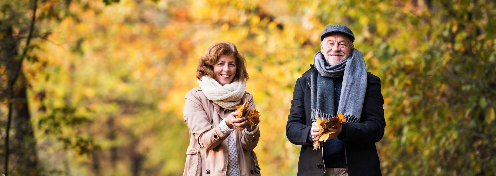 älteres Paar im herbstlichen Park