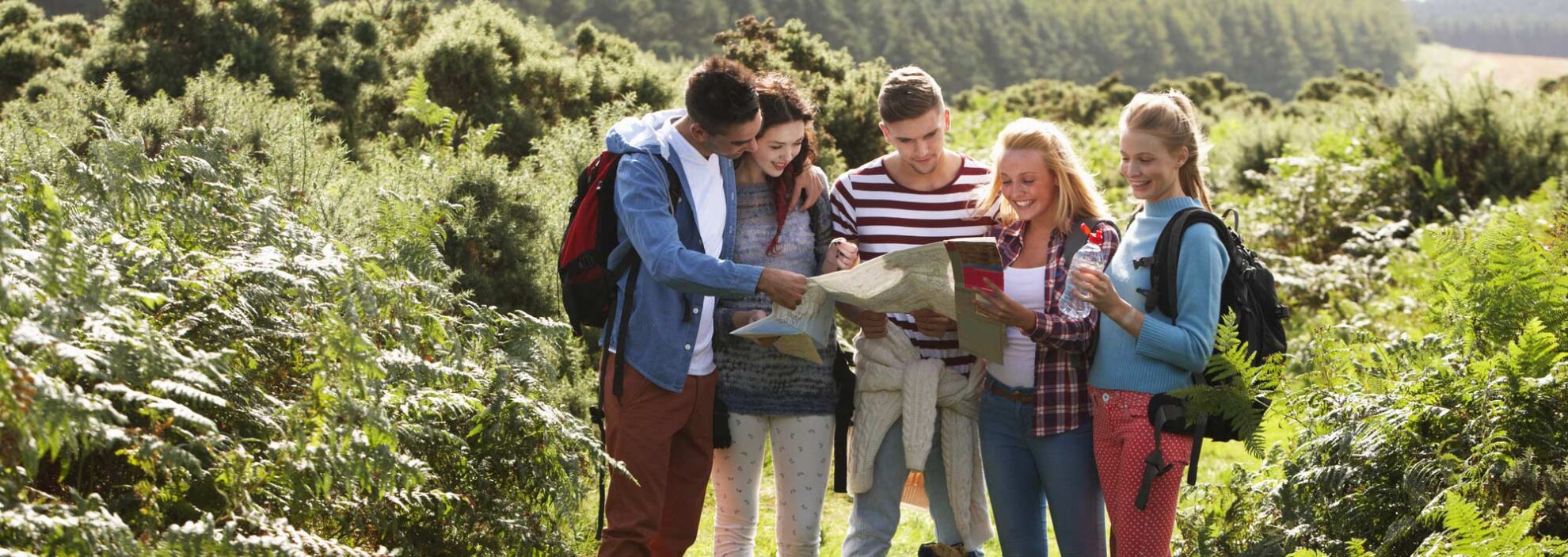Gruppe junger Leute auf Ausflug auf dem Land