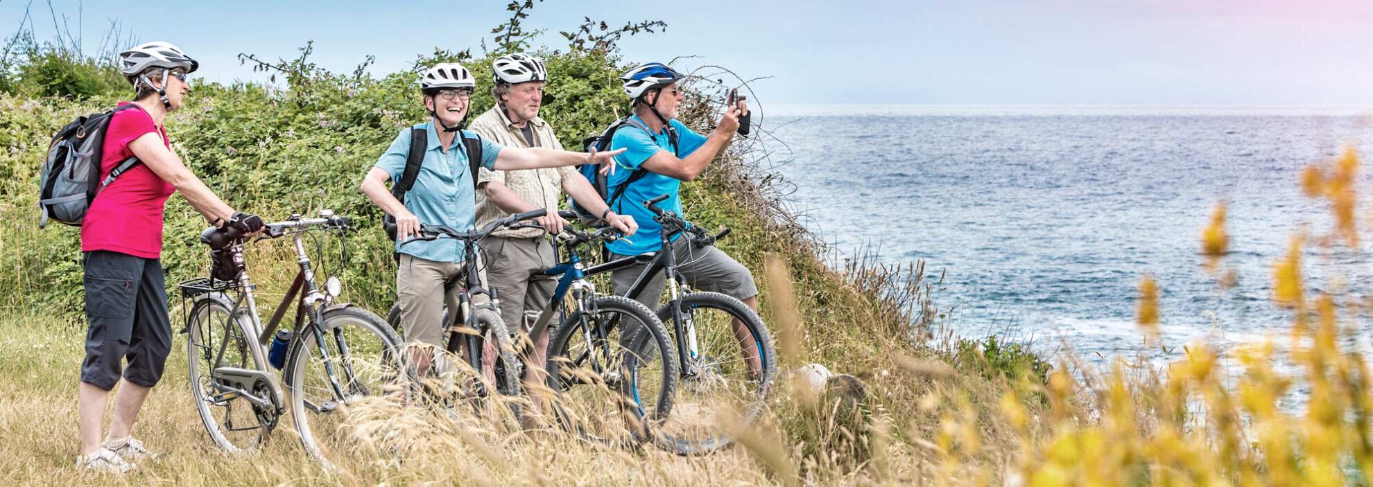 Urlauber auf einer Fahrradtour am Meer