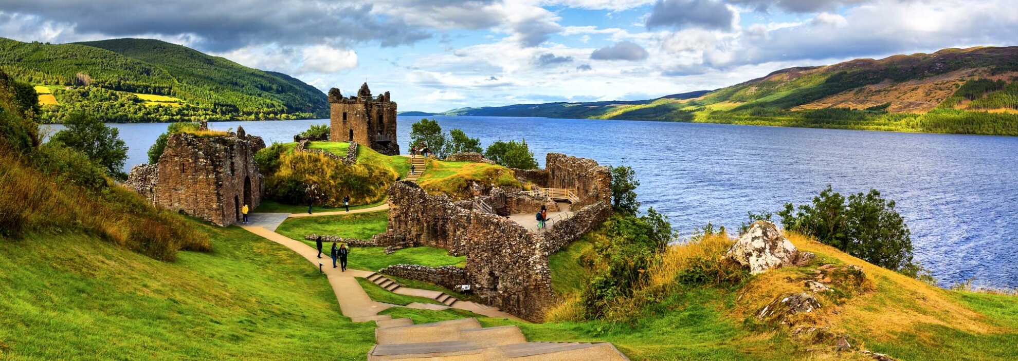 Ruinen von Urquhart Castle am Loch Ness