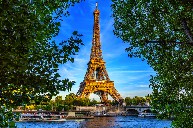 Eiffelturm und Seine bei Sonnenuntergang in Paris